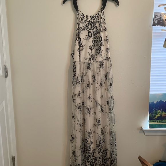 ✨Alice + Olivia Isla T-Back Maxi Dress - Picture 5 of 9